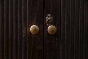 アンティーク家具　和製アンティーク　栗材　上手物　シックな佇まいが魅力的なシャッター扉の収納棚(蛇腹、ローボード、書類ケース)