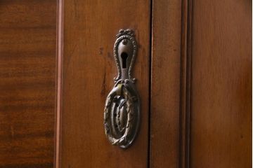 アンティーク家具　フランスアンティーク　マホガニー　大振り　品格と高級感が漂うキッチンボード(キャビネット、食器棚、収納棚)