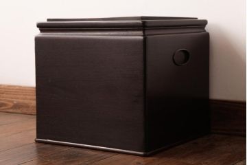 アンティーク雑貨　大正期　指物家具　漆塗りが高級感を引き立てる紫檀材の角火鉢(木製火鉢、手あぶり、箱火鉢)