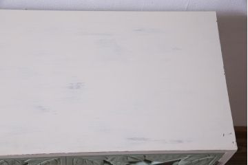 ペイント家具　扉の彫刻が目を引くフレンチスタイルにもおすすめなビンテージの本箱(戸棚、収納棚)