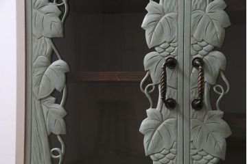 ペイント家具　扉の彫刻が目を引くフレンチスタイルにもおすすめなビンテージの本箱(戸棚、収納棚)