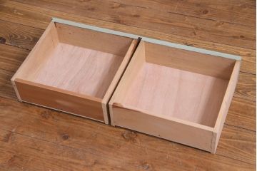 ペイント家具　扉の彫刻が目を引くフレンチスタイルにもおすすめなビンテージの本箱(戸棚、収納棚)