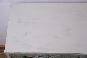 ペイント家具　扉の彫刻が目を引くフレンチスタイルにもおすすめなビンテージの本箱(戸棚、収納棚)