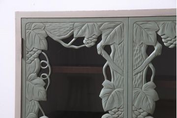 ペイント家具　扉の彫刻が目を引くフレンチスタイルにもおすすめなビンテージの本箱(戸棚、収納棚)