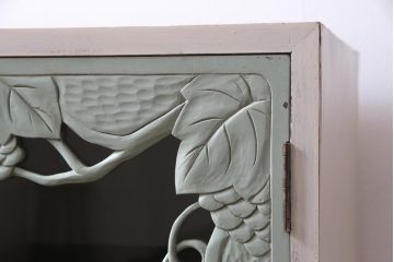 ペイント家具　扉の彫刻が目を引くフレンチスタイルにもおすすめなビンテージの本箱(戸棚、収納棚)