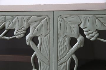 ペイント家具　扉の彫刻が目を引くフレンチスタイルにもおすすめなビンテージの本箱(戸棚、収納棚)
