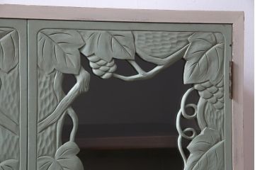 ペイント家具　扉の彫刻が目を引くフレンチスタイルにもおすすめなビンテージの本箱(戸棚、収納棚)