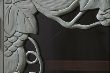 ペイント家具　扉の彫刻が目を引くフレンチスタイルにもおすすめなビンテージの本箱(戸棚、収納棚)