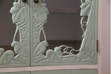 ペイント家具　扉の彫刻が目を引くフレンチスタイルにもおすすめなビンテージの本箱(戸棚、収納棚)