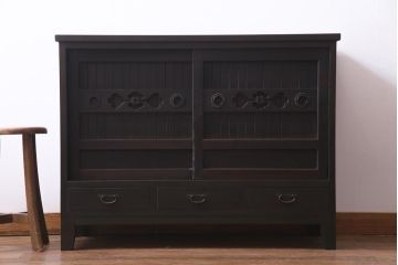 ラフジュ工房オリジナル　古建具リメイク　品のある透かし彫りの引き戸が小粋な脚付き収納棚(テレビボード、戸棚)