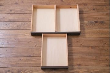 ラフジュ工房オリジナル　古建具リメイク　品のある透かし彫りの引き戸が小粋な脚付き収納棚(テレビボード、戸棚)