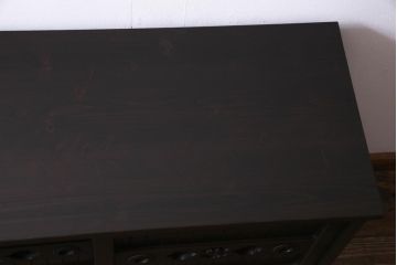 ラフジュ工房オリジナル　古建具リメイク　品のある透かし彫りの引き戸が小粋な脚付き収納棚(テレビボード、戸棚)