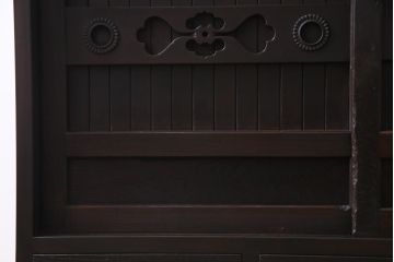 ラフジュ工房オリジナル　古建具リメイク　品のある透かし彫りの引き戸が小粋な脚付き収納棚(テレビボード、戸棚)