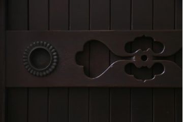 ラフジュ工房オリジナル　古建具リメイク　品のある透かし彫りの引き戸が小粋な脚付き収納棚(テレビボード、戸棚)