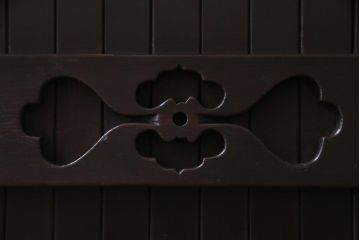 ラフジュ工房オリジナル　古建具リメイク　品のある透かし彫りの引き戸が小粋な脚付き収納棚(テレビボード、戸棚)