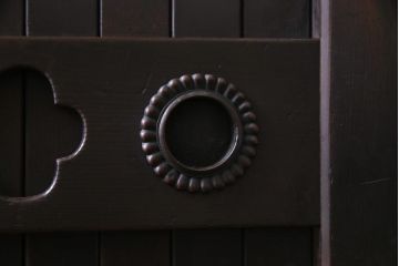 ラフジュ工房オリジナル　古建具リメイク　品のある透かし彫りの引き戸が小粋な脚付き収納棚(テレビボード、戸棚)