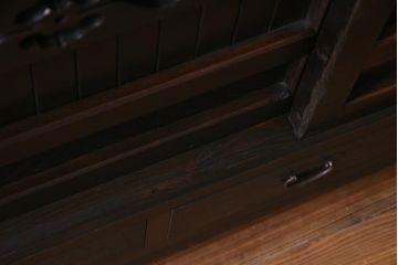 ラフジュ工房オリジナル　古建具リメイク　品のある透かし彫りの引き戸が小粋な脚付き収納棚(テレビボード、戸棚)