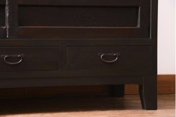 ラフジュ工房オリジナル　古建具リメイク　品のある透かし彫りの引き戸が小粋な脚付き収納棚(テレビボード、戸棚)