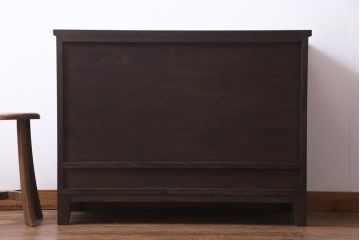 ラフジュ工房オリジナル　古建具リメイク　品のある透かし彫りの引き戸が小粋な脚付き収納棚(テレビボード、戸棚)