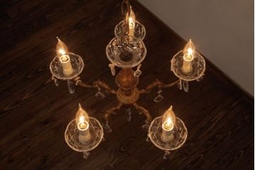 フランスビンテージ　ガラスドロップが優艶な青銅製の5灯シャンデリア(天井照明)