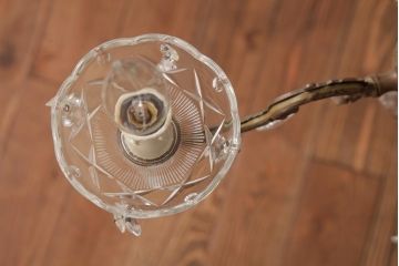 フランスビンテージ　ガラスドロップが優艶な青銅製の5灯シャンデリア(天井照明)