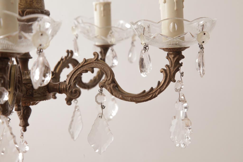 フランスビンテージ　ガラスドロップが優艶な青銅製の5灯シャンデリア(天井照明)