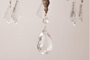 フランスビンテージ　ガラスドロップが優艶な青銅製の5灯シャンデリア(天井照明)