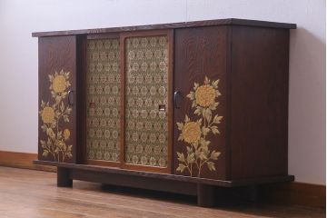 ビンテージ　工芸家具　高級杉材使用　御物緑地花鳥梅花文錦　漆塗り　牡丹の蒔絵が美しい茶箪笥(収納棚)(定価約50万円)