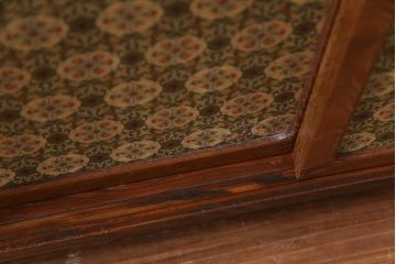 ビンテージ　工芸家具　高級杉材使用　御物緑地花鳥梅花文錦　漆塗り　牡丹の蒔絵が美しい茶箪笥(収納棚)(定価約50万円)