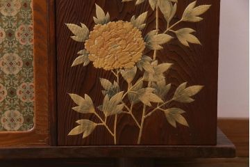 ビンテージ　工芸家具　高級杉材使用　御物緑地花鳥梅花文錦　漆塗り　牡丹の蒔絵が美しい茶箪笥(収納棚)(定価約50万円)