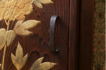 ビンテージ　工芸家具　高級杉材使用　御物緑地花鳥梅花文錦　漆塗り　牡丹の蒔絵が美しい茶箪笥(収納棚)(定価約50万円)