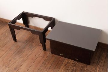 アンティーク家具　大正期　タモ玉杢材・唐木材　火鉢をリメイクしたサイドテーブル(脚付収納箱)