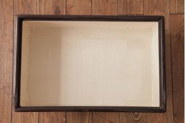 アンティーク家具　大正期　タモ玉杢材・唐木材　火鉢をリメイクしたサイドテーブル(脚付収納箱)