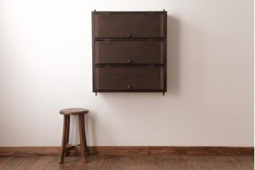 ラフジュ工房オリジナル　渋みのある風合いが魅力的なパタパタ扉の壁掛け収納棚(ウォールシェルフ)(1)