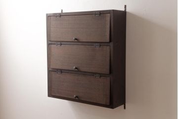 ラフジュ工房オリジナル　渋みのある風合いが魅力的なパタパタ扉の壁掛け収納棚(ウォールシェルフ)(1)