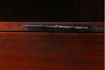 アンティーク家具　明治期　棚付き・観音開き戸　十字金具が魅力のリメイク箪笥サイドボード(収納棚)