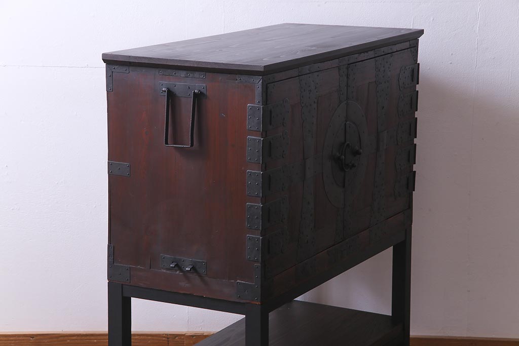 アンティーク家具　明治期　棚付き・観音開き戸　十字金具が魅力のリメイク箪笥サイドボード(収納棚)