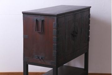 アンティーク家具　明治期　棚付き・観音開き戸　十字金具が魅力のリメイク箪笥サイドボード(収納棚)
