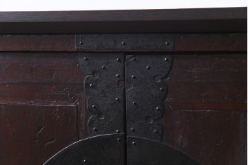 アンティーク家具　明治期　棚付き・観音開き戸　十字金具が魅力のリメイク箪笥サイドボード(収納棚)