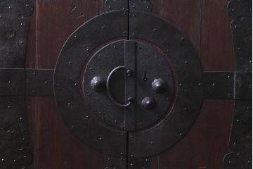 アンティーク家具　明治期　棚付き・観音開き戸　十字金具が魅力のリメイク箪笥サイドボード(収納棚)