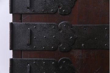 アンティーク家具　明治期　棚付き・観音開き戸　十字金具が魅力のリメイク箪笥サイドボード(収納棚)