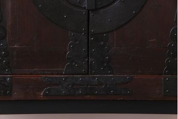 アンティーク家具　明治期　棚付き・観音開き戸　十字金具が魅力のリメイク箪笥サイドボード(収納棚)