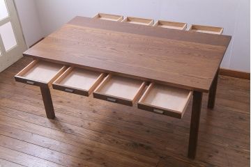 リメイク家具　天板オーク材　素朴な佇まいが魅力の引き出し付き作業テーブル(ダイニングテーブル、作業台)(1)