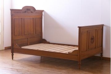 アンティーク家具　フランスアンティーク　オーク材　ブーケのレリーフが可憐な木の温もり溢れるベッドフレーム