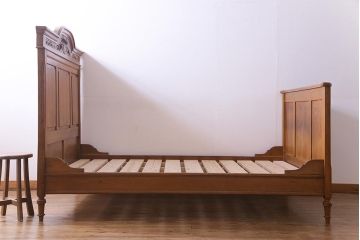 アンティーク家具　フランスアンティーク　オーク材　ブーケのレリーフが可憐な木の温もり溢れるベッドフレーム