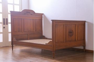 アンティーク家具　フランスアンティーク　オーク材　ブーケのレリーフが可憐な木の温もり溢れるベッドフレーム