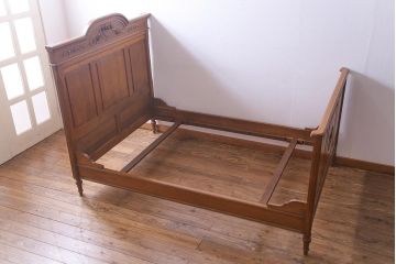 アンティーク家具　フランスアンティーク　オーク材　ブーケのレリーフが可憐な木の温もり溢れるベッドフレーム