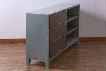 ラフジュ工房オリジナル　リメイク　ペイント家具　脚付き　明治期の松材が味わい深いパタパタ扉のリビングボード(下駄箱、収納棚、サイドボード、キャビネット)(R-034333)