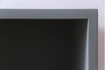 ラフジュ工房オリジナル　リメイク　ペイント家具　脚付き　明治期の松材が味わい深いパタパタ扉のリビングボード(下駄箱、収納棚、サイドボード、キャビネット)(R-034333)