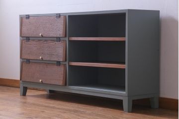 ラフジュ工房オリジナル　リメイク　ペイント家具　脚付き　明治期の松材が味わい深いパタパタ扉のリビングボード(下駄箱、収納棚、サイドボード、キャビネット)(R-034333)